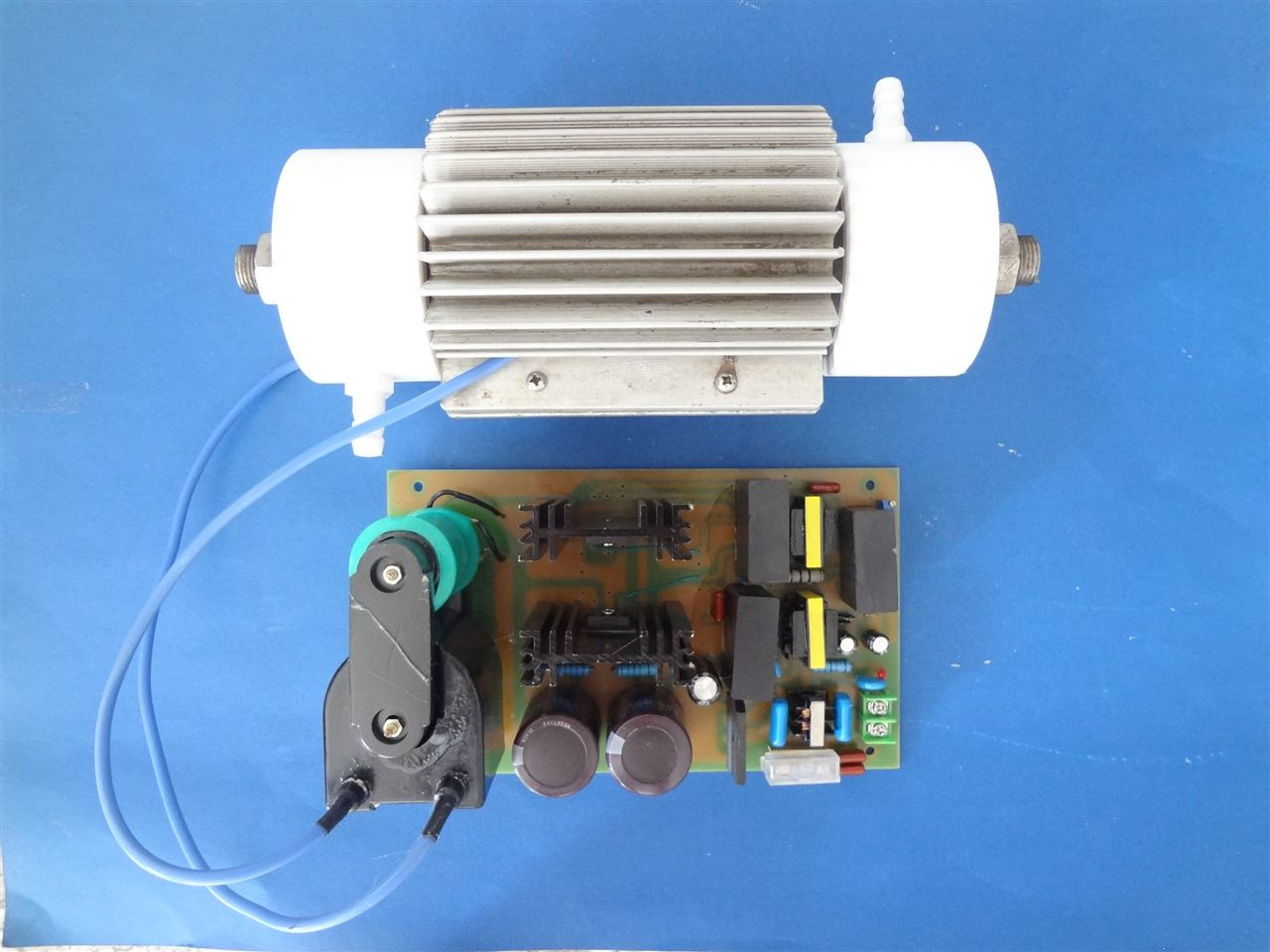 规格: 电源尺寸:180*72*58mm 陶瓷管:265*100*105mm 输入电压:220v/110v 输出电压:5kv 工作功率:130w 工作频率:16khz 适用范围: 适用于水处理设备,大型净化设备,臭氧机,游泳池,自来水厂及化工厂污水处理设备 注意事项: 水冷臭氧,使用过程中需要水冷却,散热 购买需知: 一、所有产品有质量问题一个月整机包换,一年免费维修。买